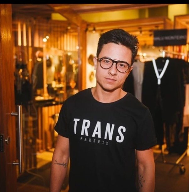 Homem com cabelo curto com topete