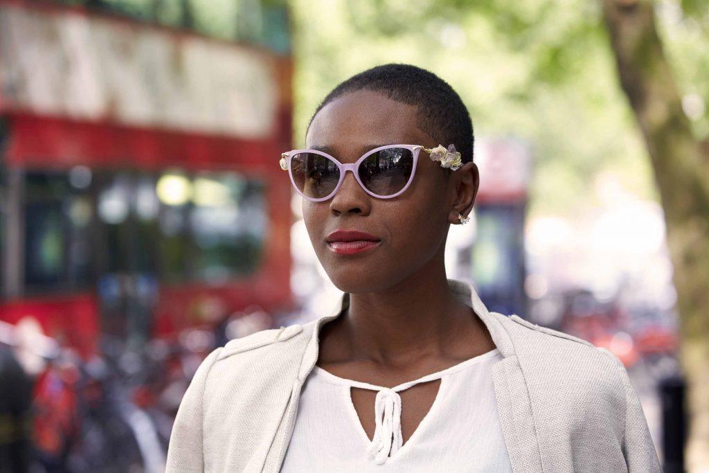 mulher com cabelo raspado estilo buzzcut