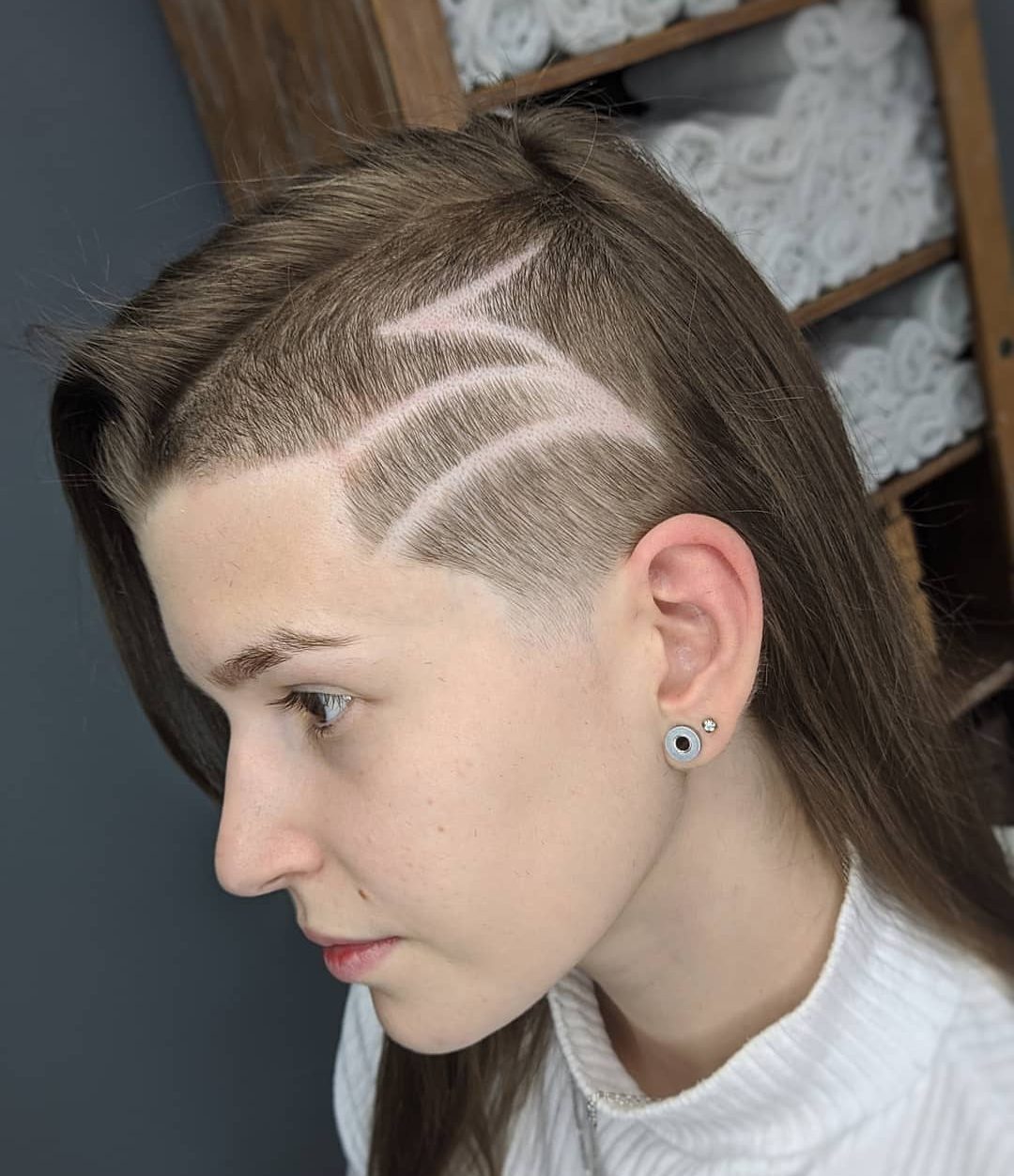 mulher com sidecut feminino com desenho