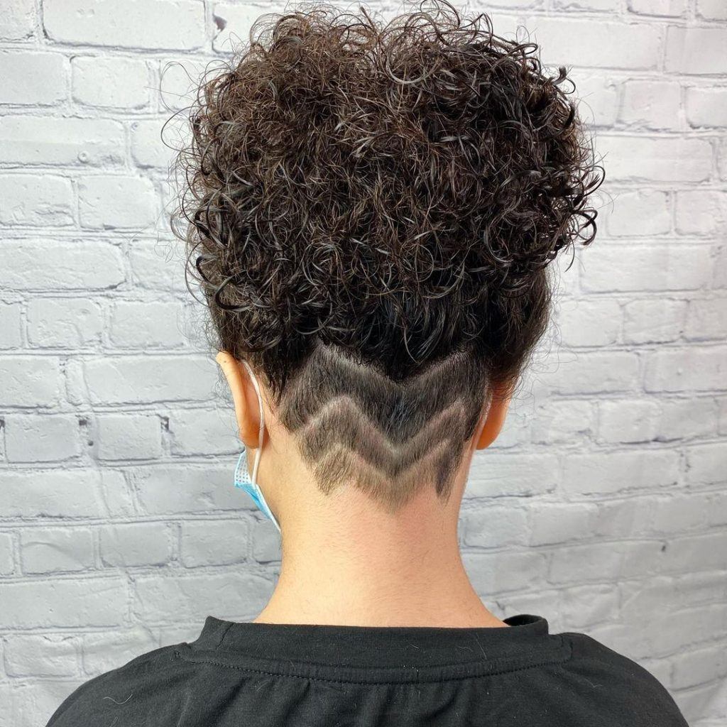 mulher com undercut cacheado com desenho