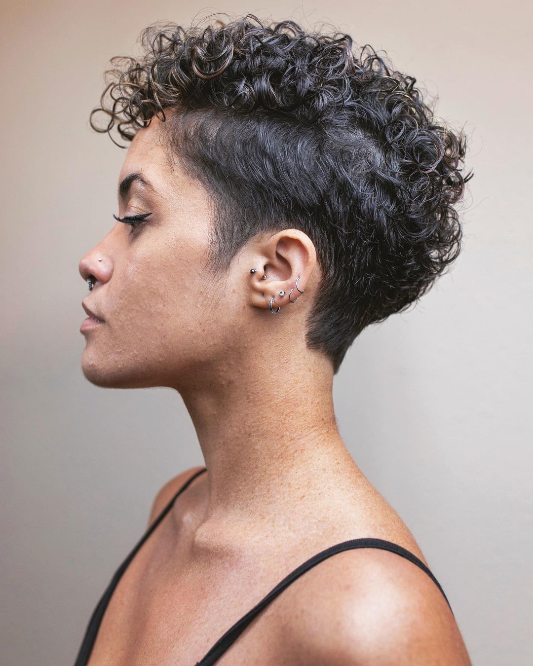 mulher com undercut cacheado