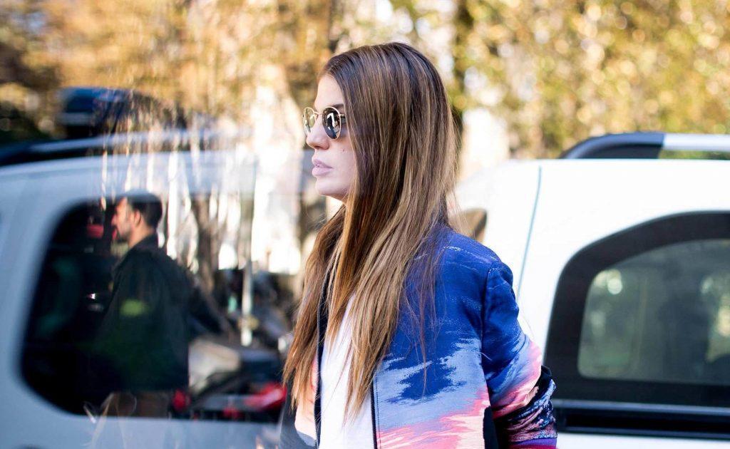 Mulher com cabelo longo com luzes