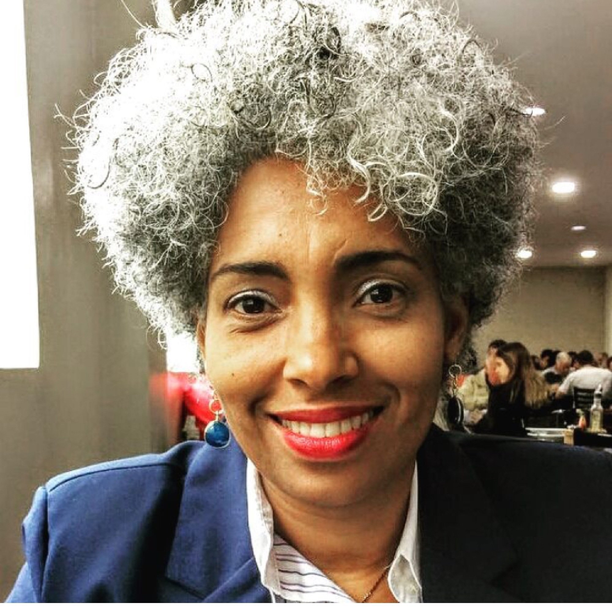 Cabelo crespo grisalho