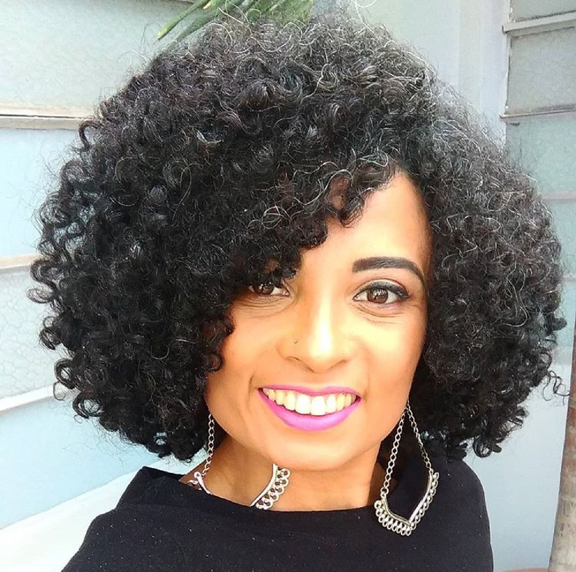 Cabelo crespo grisalho