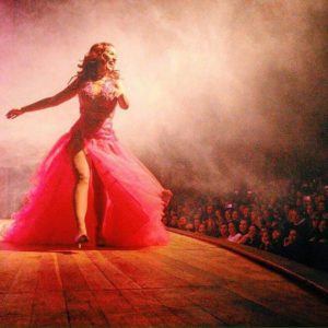 Bianca Andrade em cena de "Boca Rosa- A Peça"