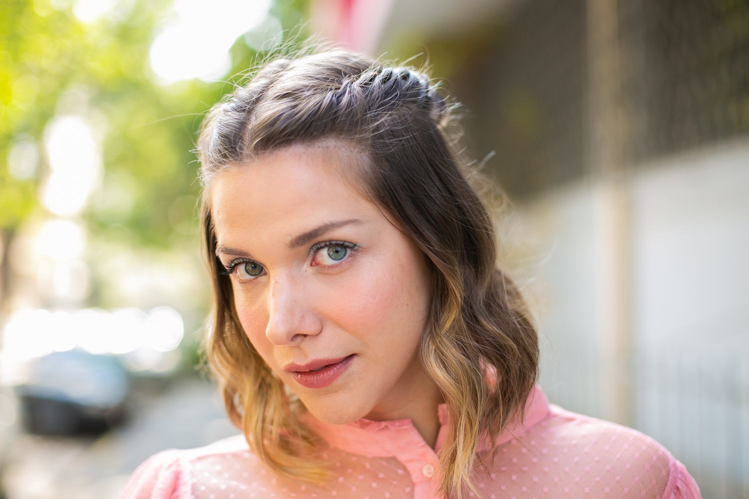 Modelo com penteado para sair à noite