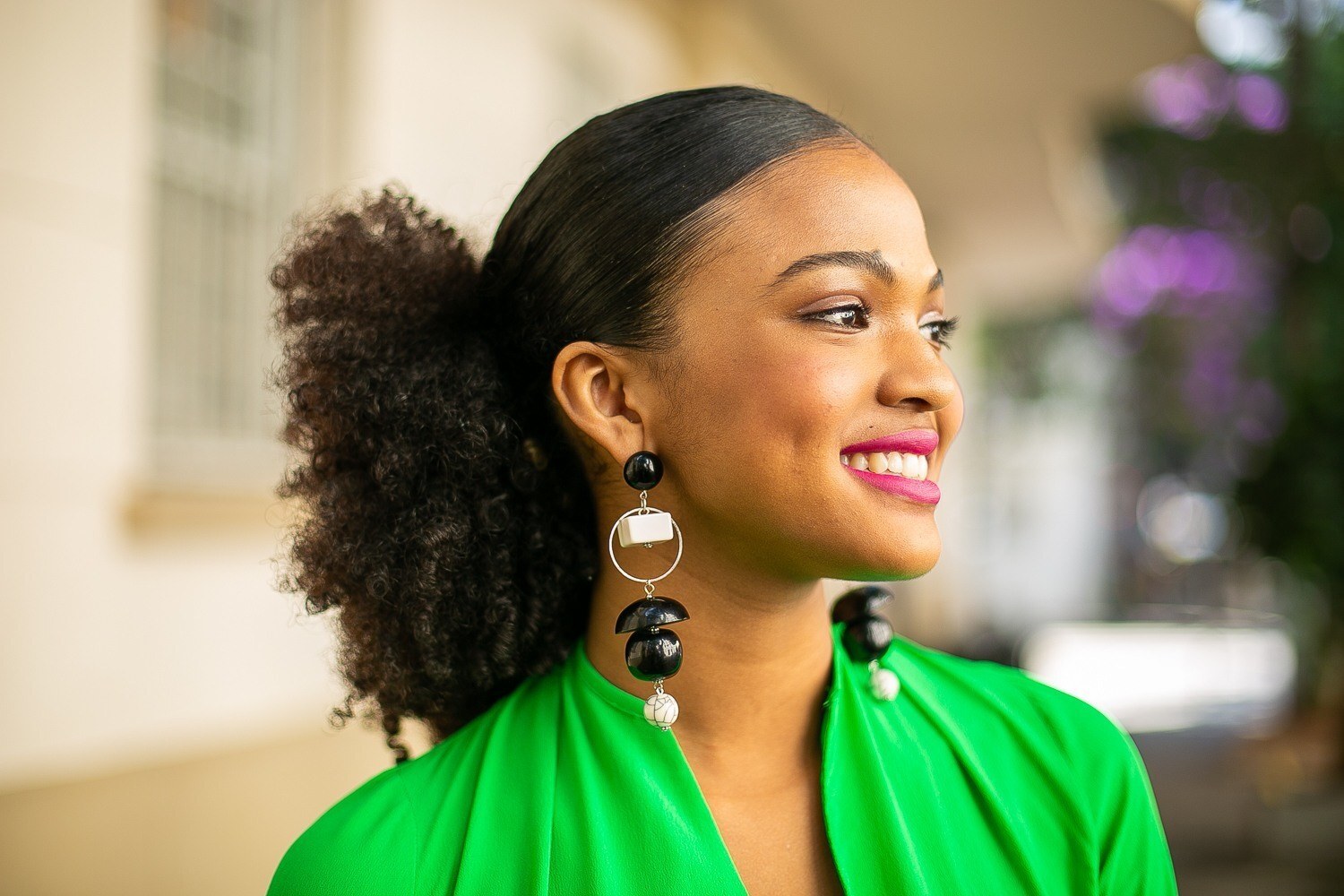Modelo com penteado para sair à noite