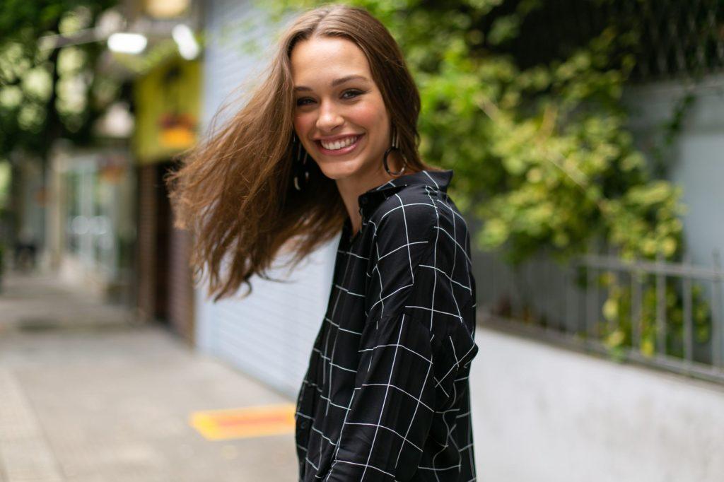 Cabelo solto e livre penteado para sair à noite