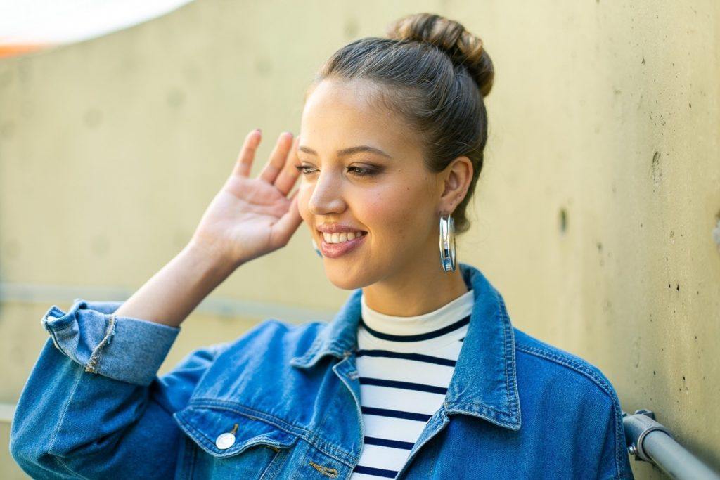 Coque alto penteado para sair à noite