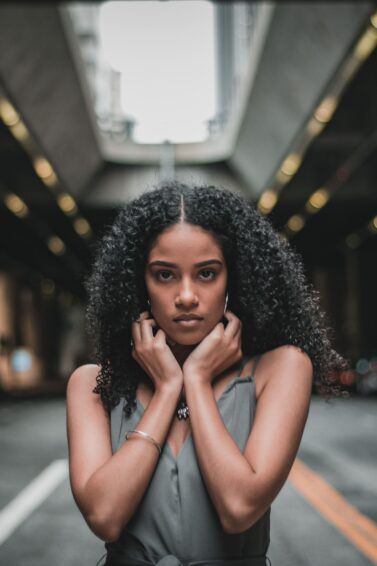 mulher com os cabelo cacheados após creme sem enxague