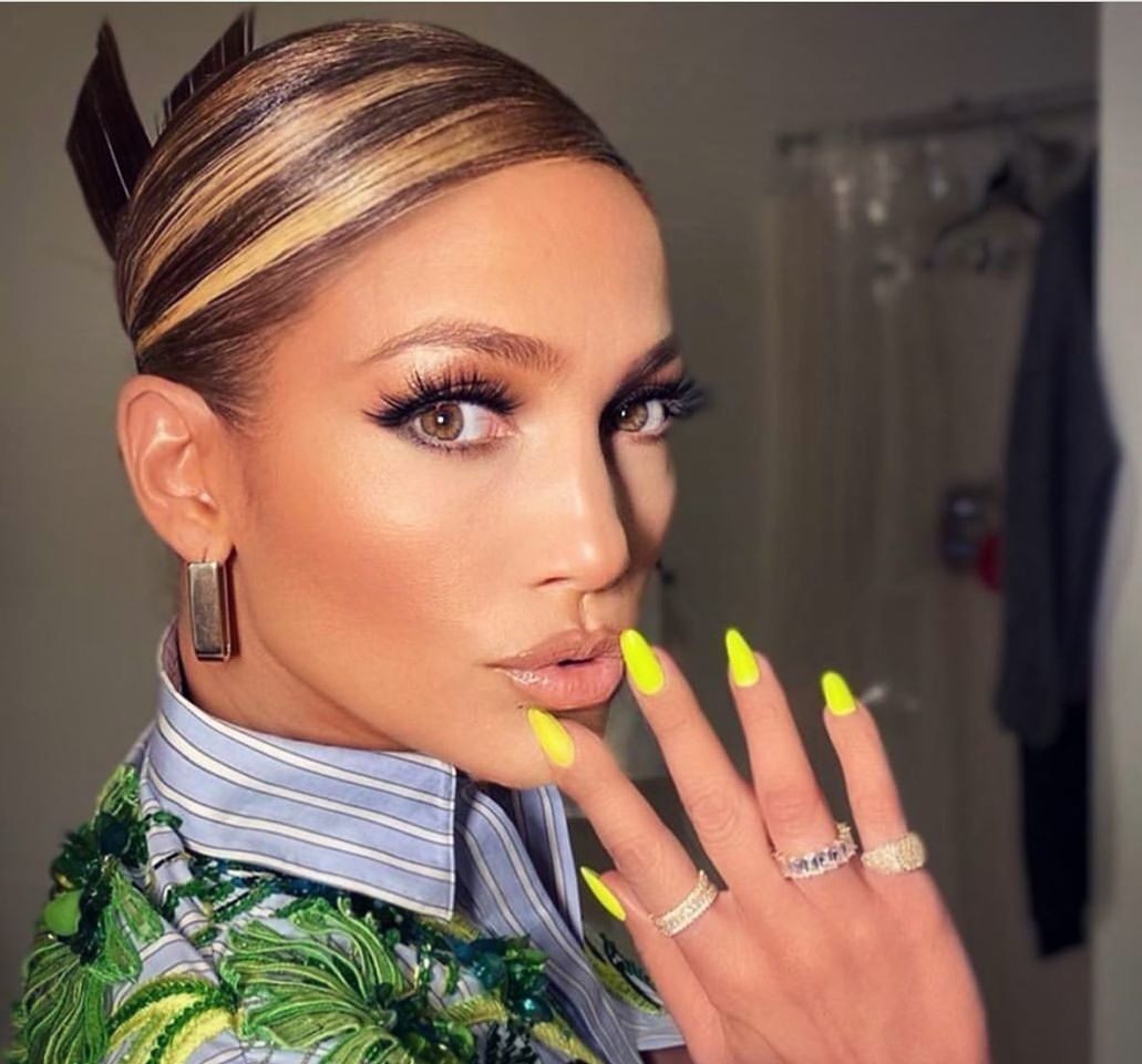 jennifer lopez com mechas marcadas