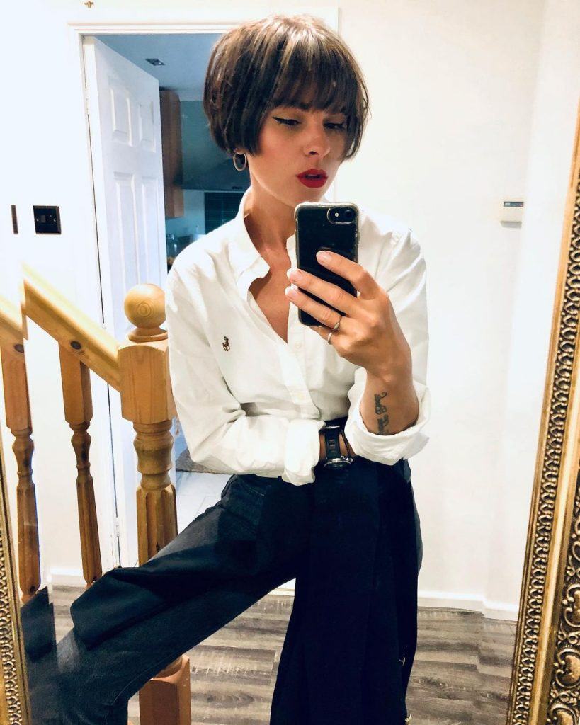 mulher com corte de cabelo curto la garçonne