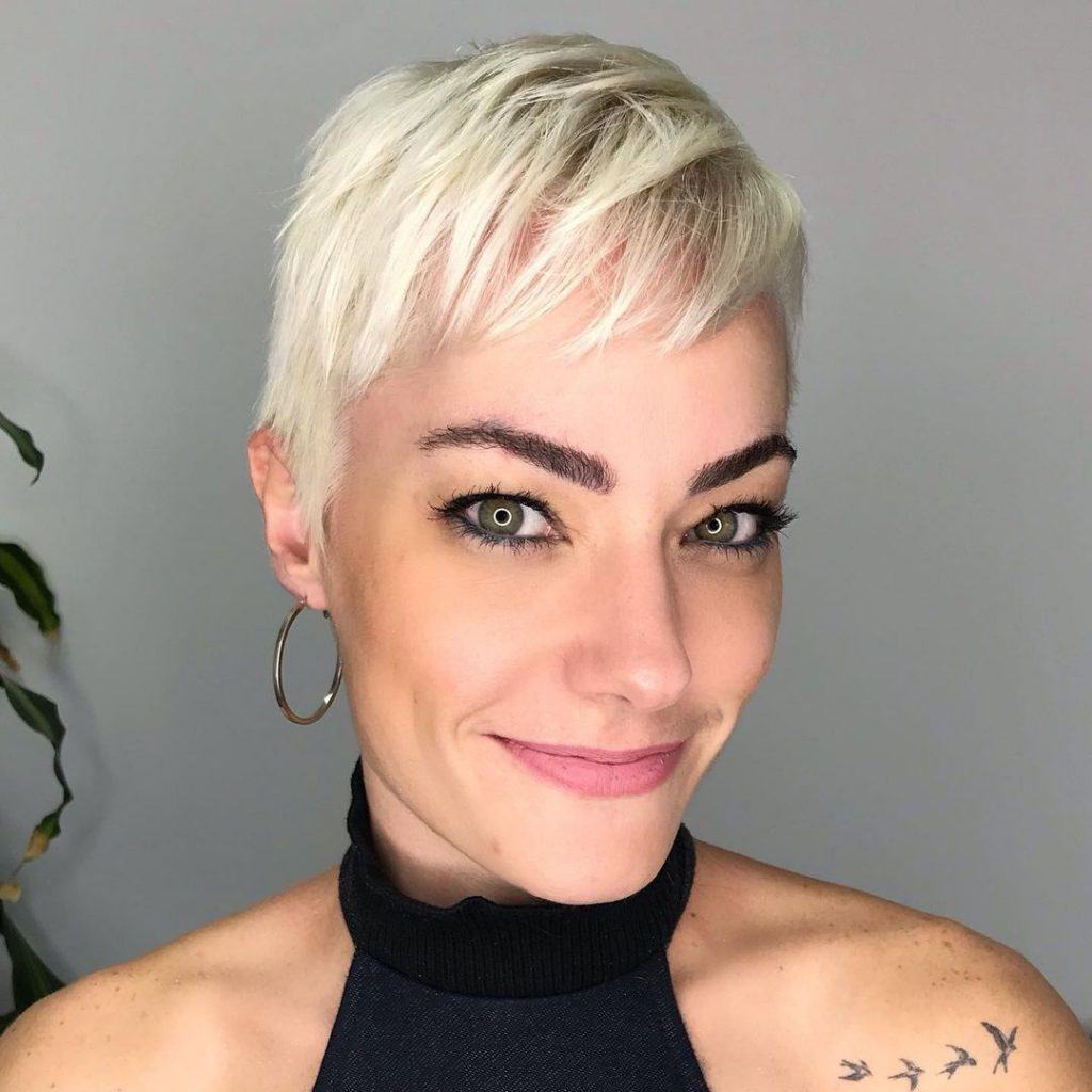 mulher com cabelo platinado pixie
