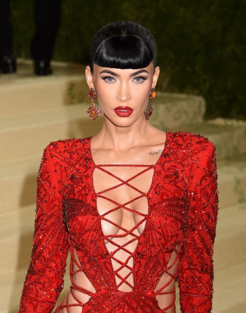atriz megan fox com cabelo preso e franja pin up