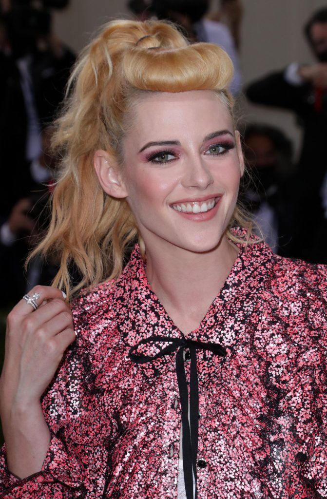 atriz kristen stewart de cabelo loiro com topete rockabilly