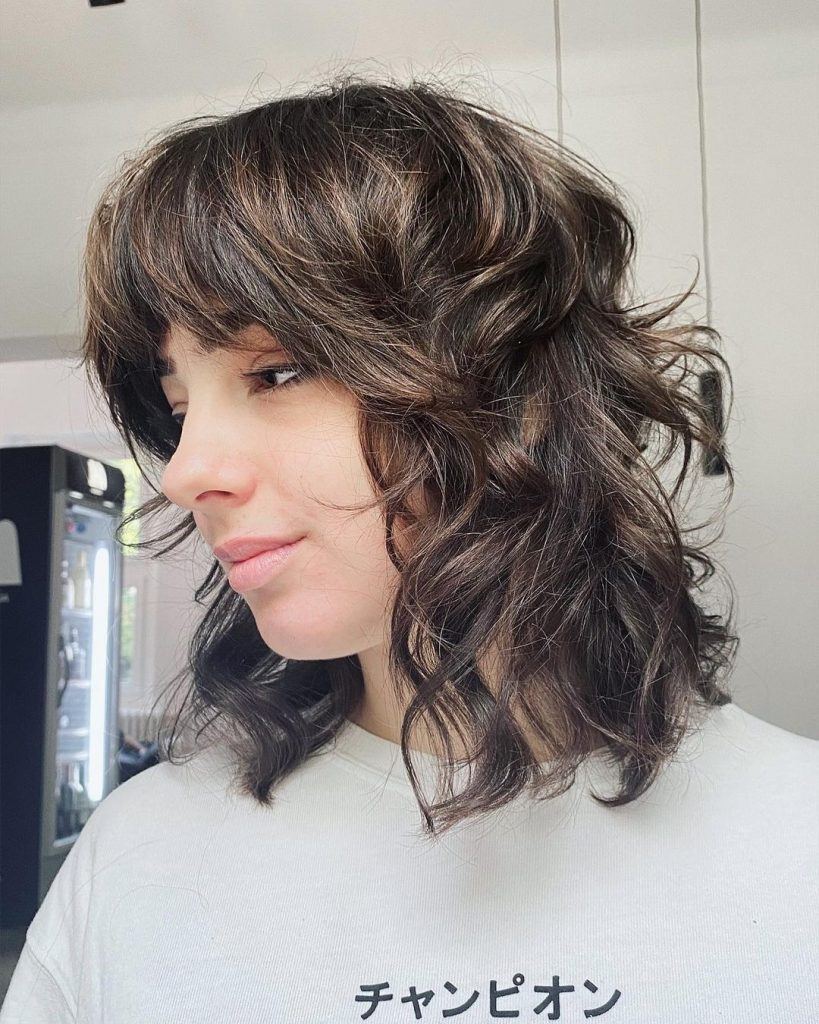 mulher com corte de cabelo mullet