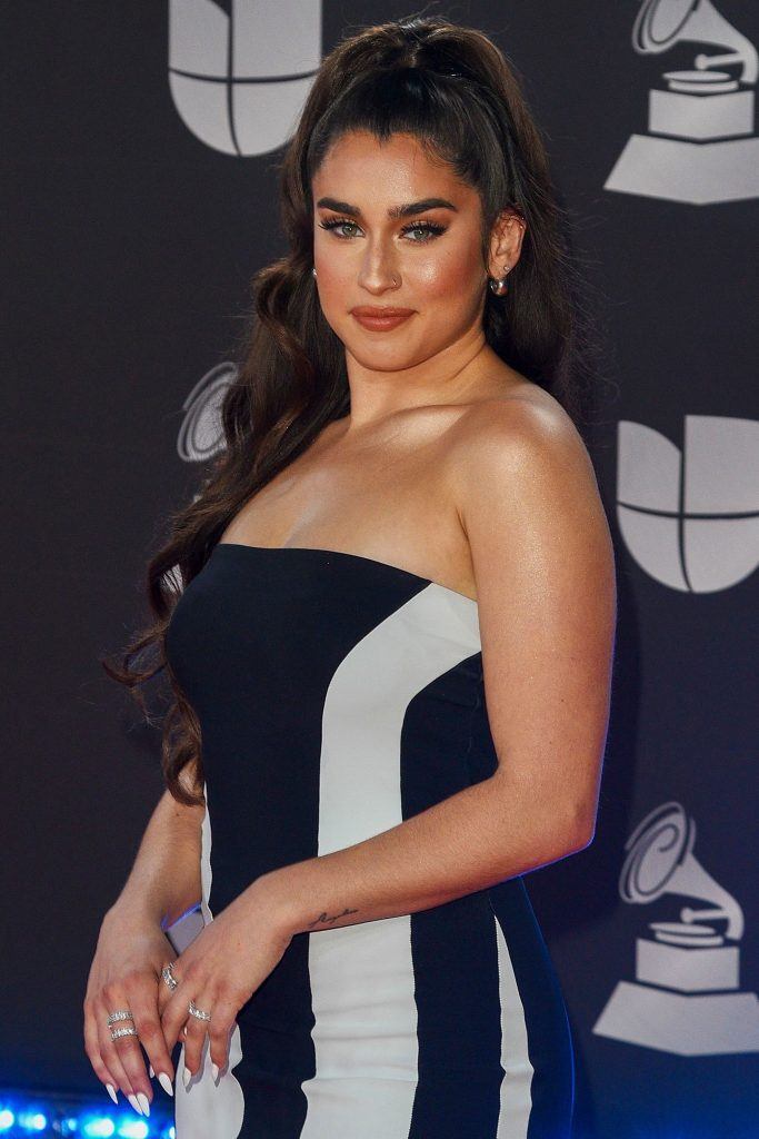 lauren jauregui com cabelo semipreso ondulado