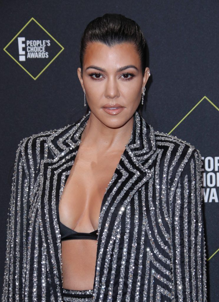 empresária kourtney kardashian com cabelo todo preso para trás e bico de viúva evidente