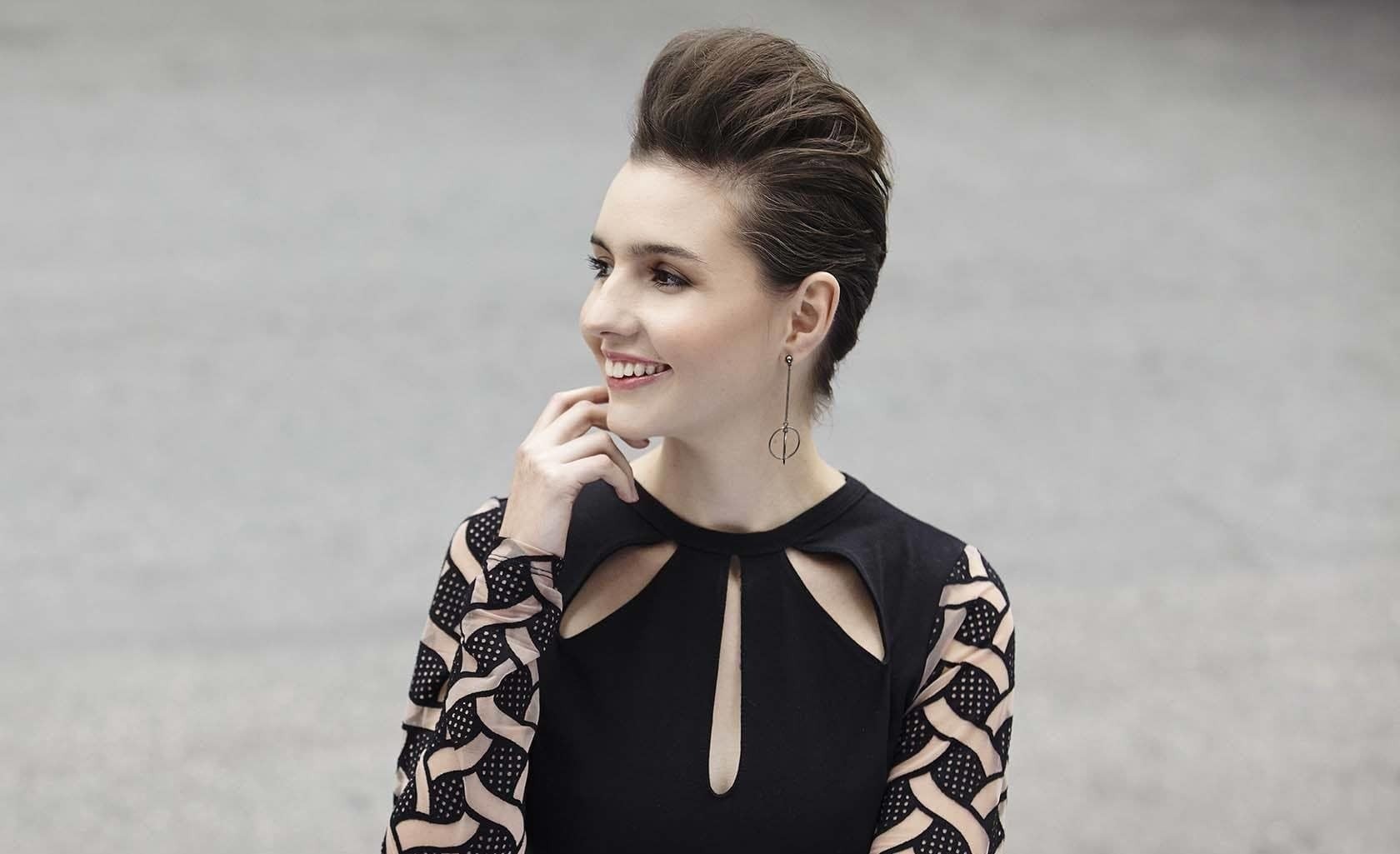Modelo com cabelo liso e corte curto com topete