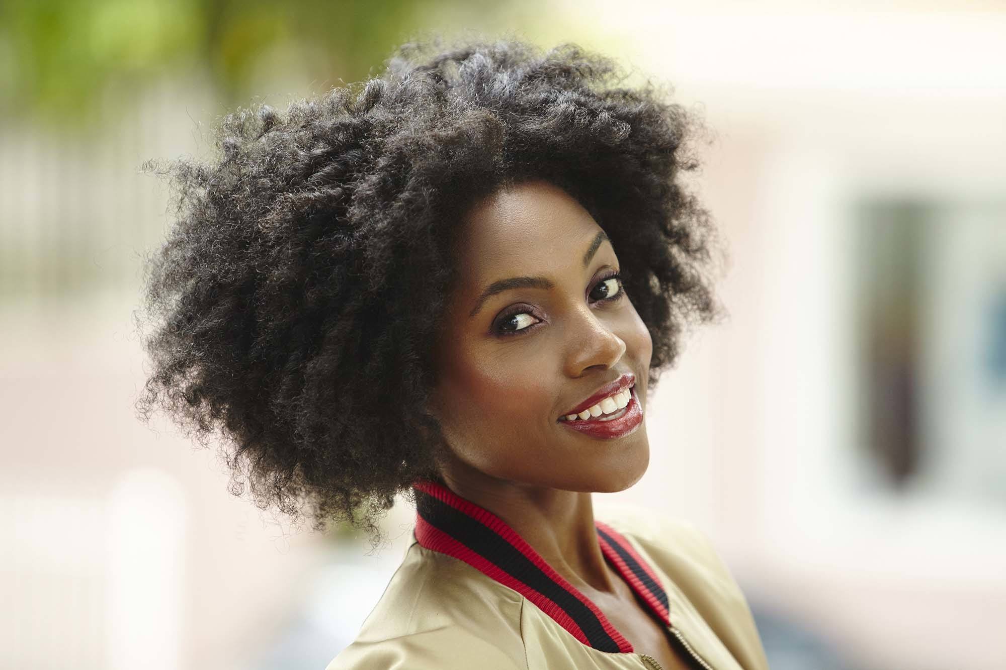 cabelo afro curto com volume