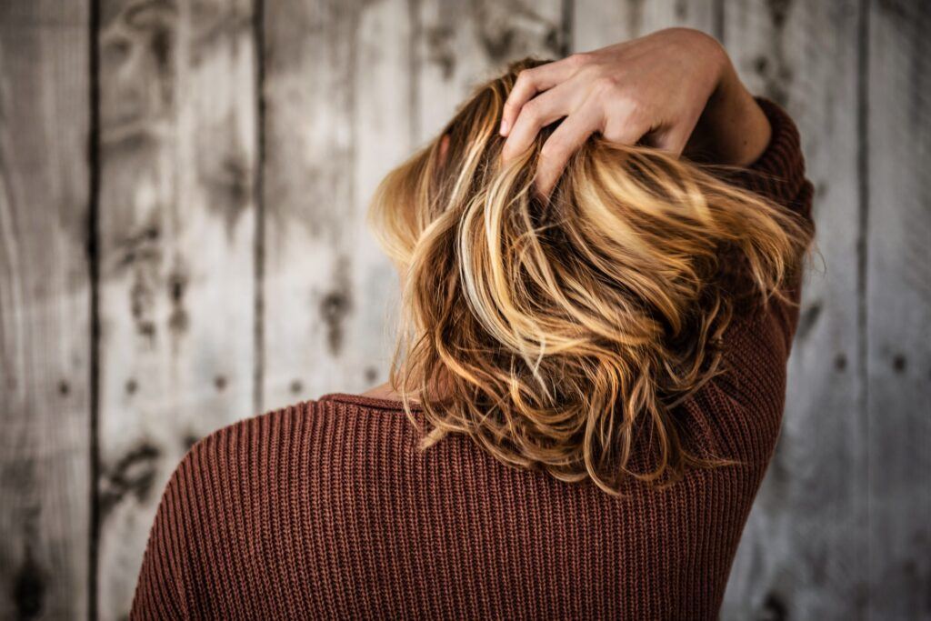 Mulher aprende como acabar com a caspa