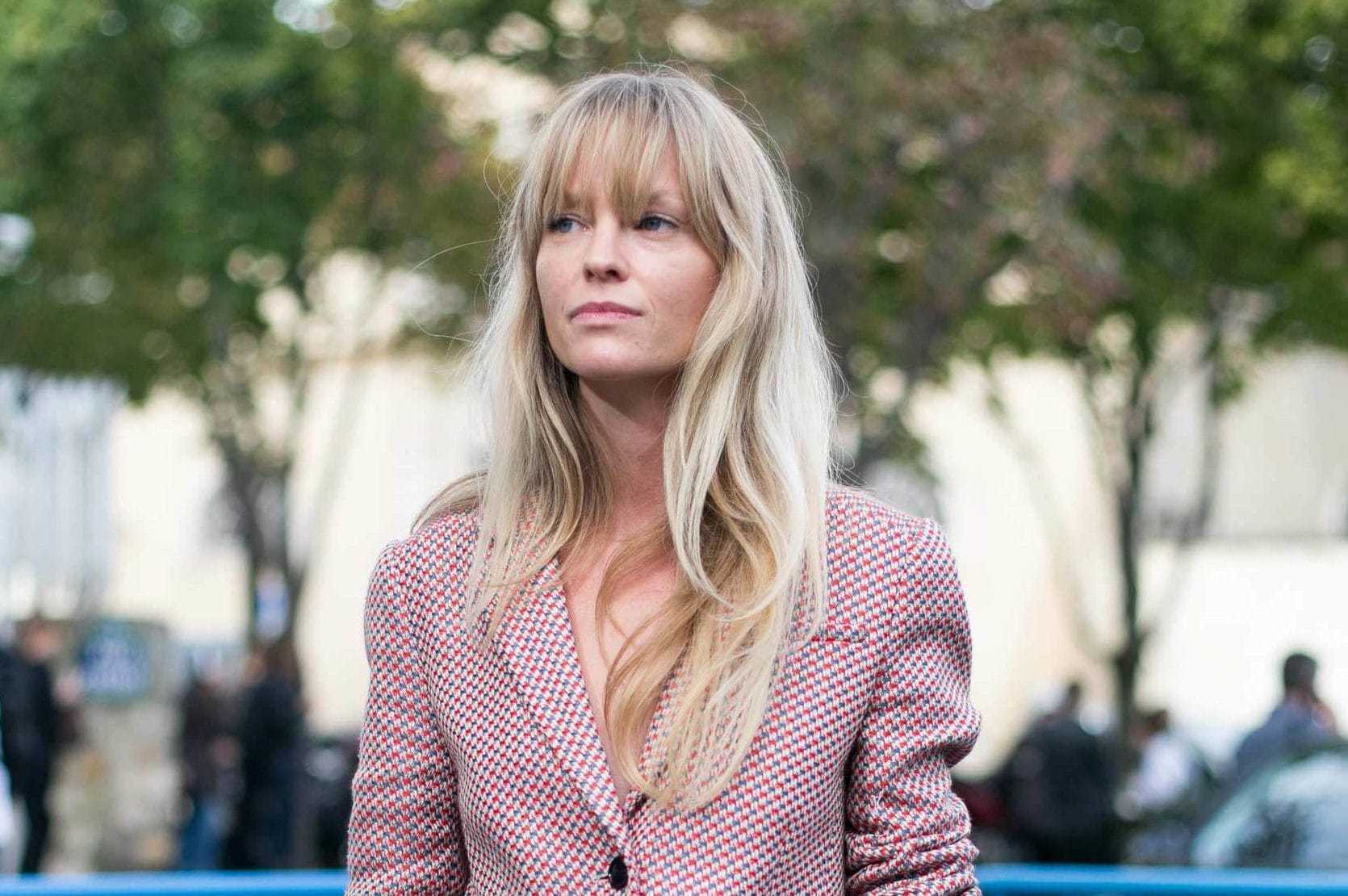 mulher com cabelo liso e loiro