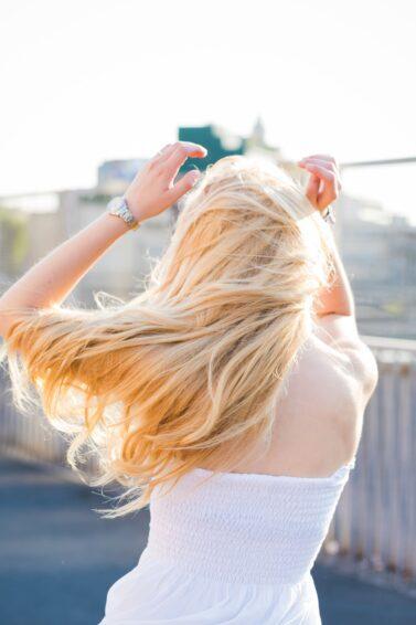 mulher de progressiva com cabelo descolorido