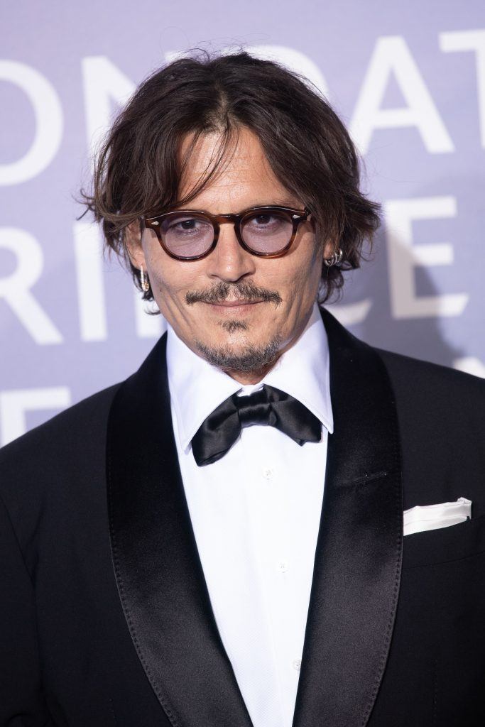 ator johnny depp com cabelo dividido no meio castanho escuro