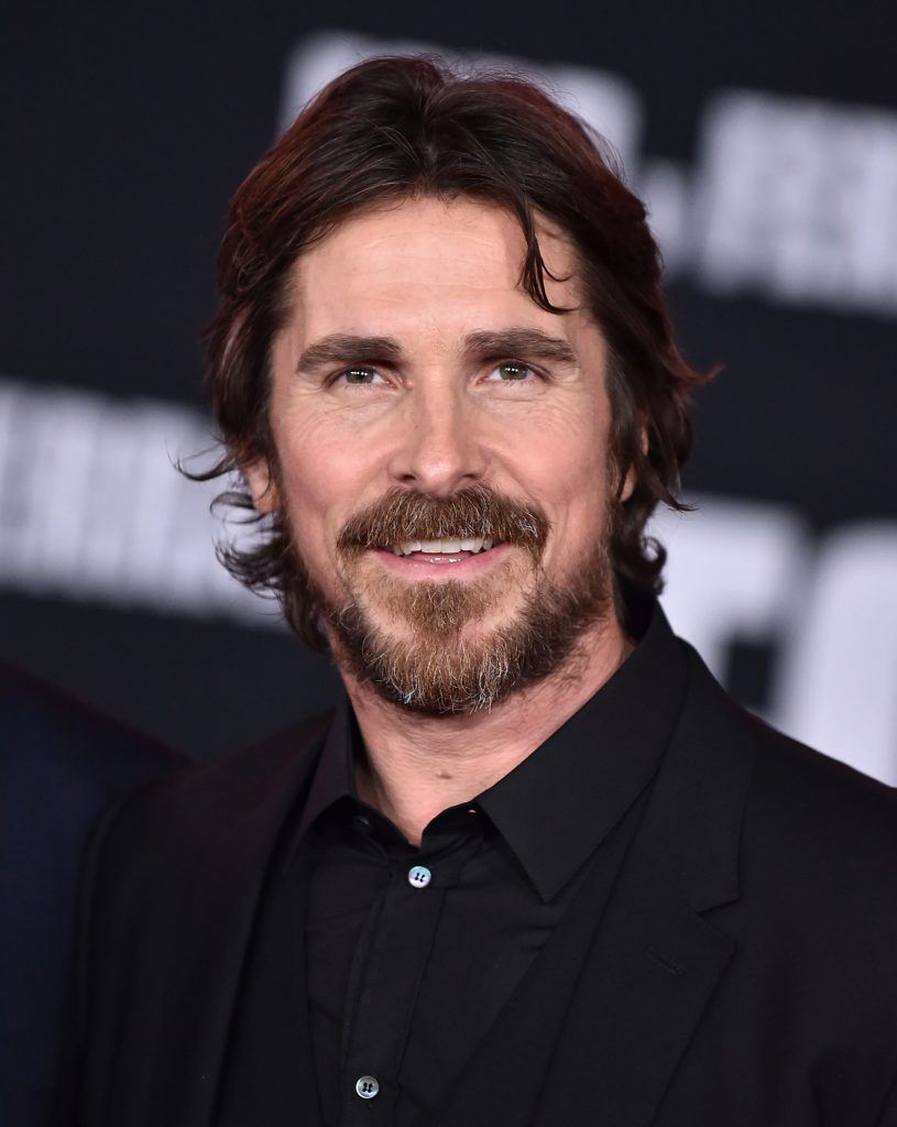 ator christian bale com cabelo curto castanho repartido ao meio