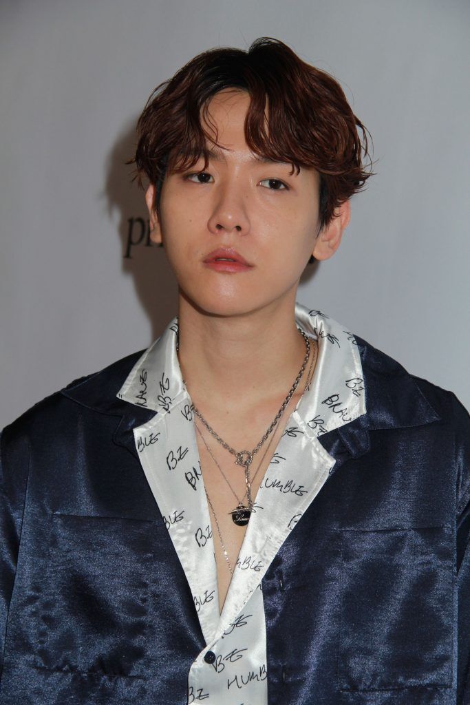 cantor Baekhyun da banda de k-pop exo com cabelo castanho no meio