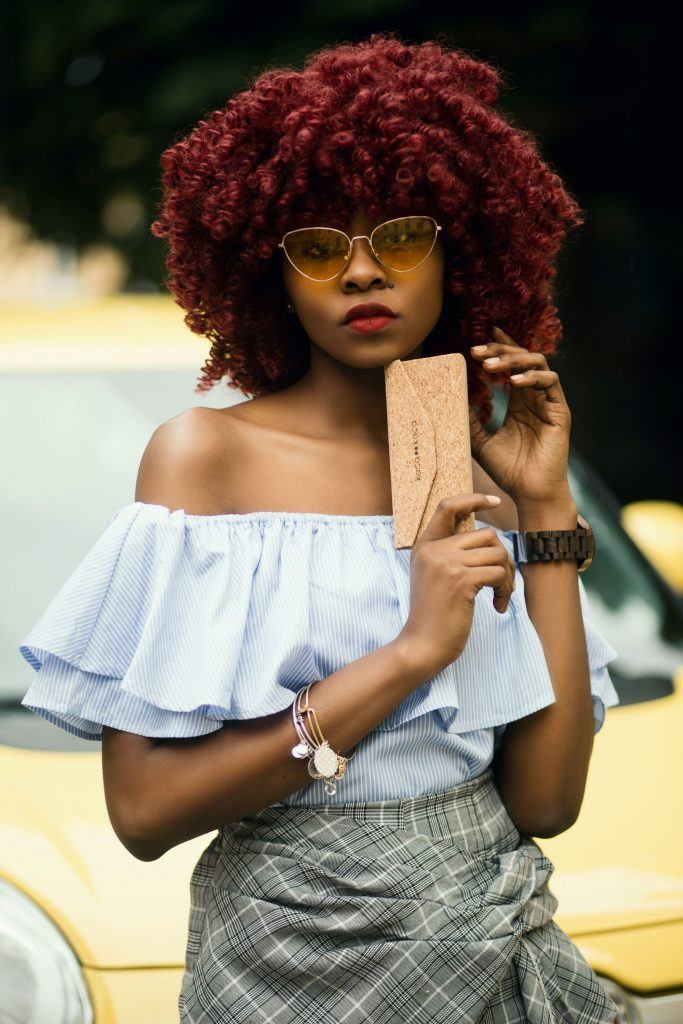 mulher com cabelo cacheado médio marsala