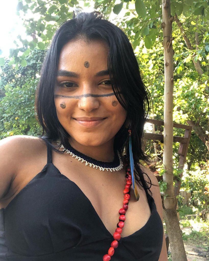 indígena yasmin puri com cabelo solto e pintura corporal