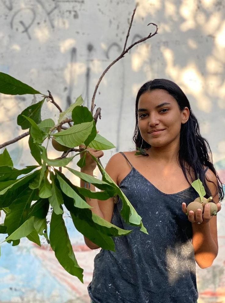 indígena yasmin puri segurando plantas