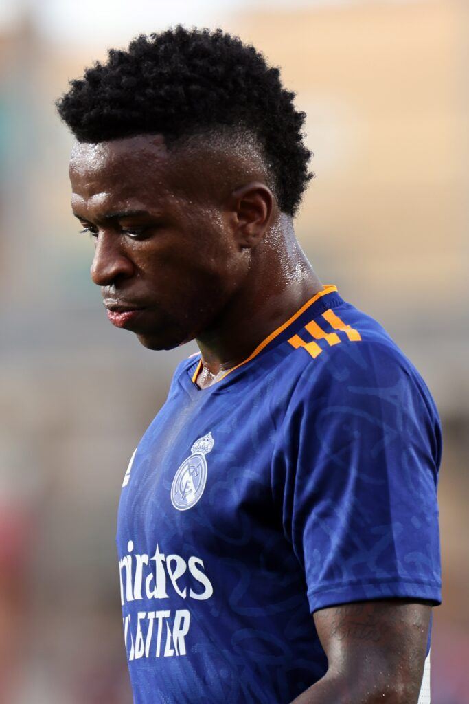 vinicius-jr-jogador-com-cabelo-moicano-cacheado