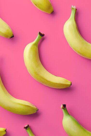 imagem de bananas em fundo rosa