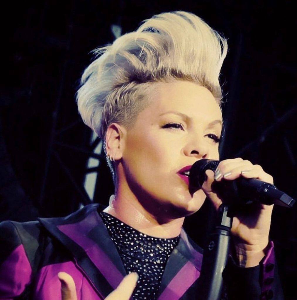 cantora pink é uma das famosas de cabelo curto com moicano