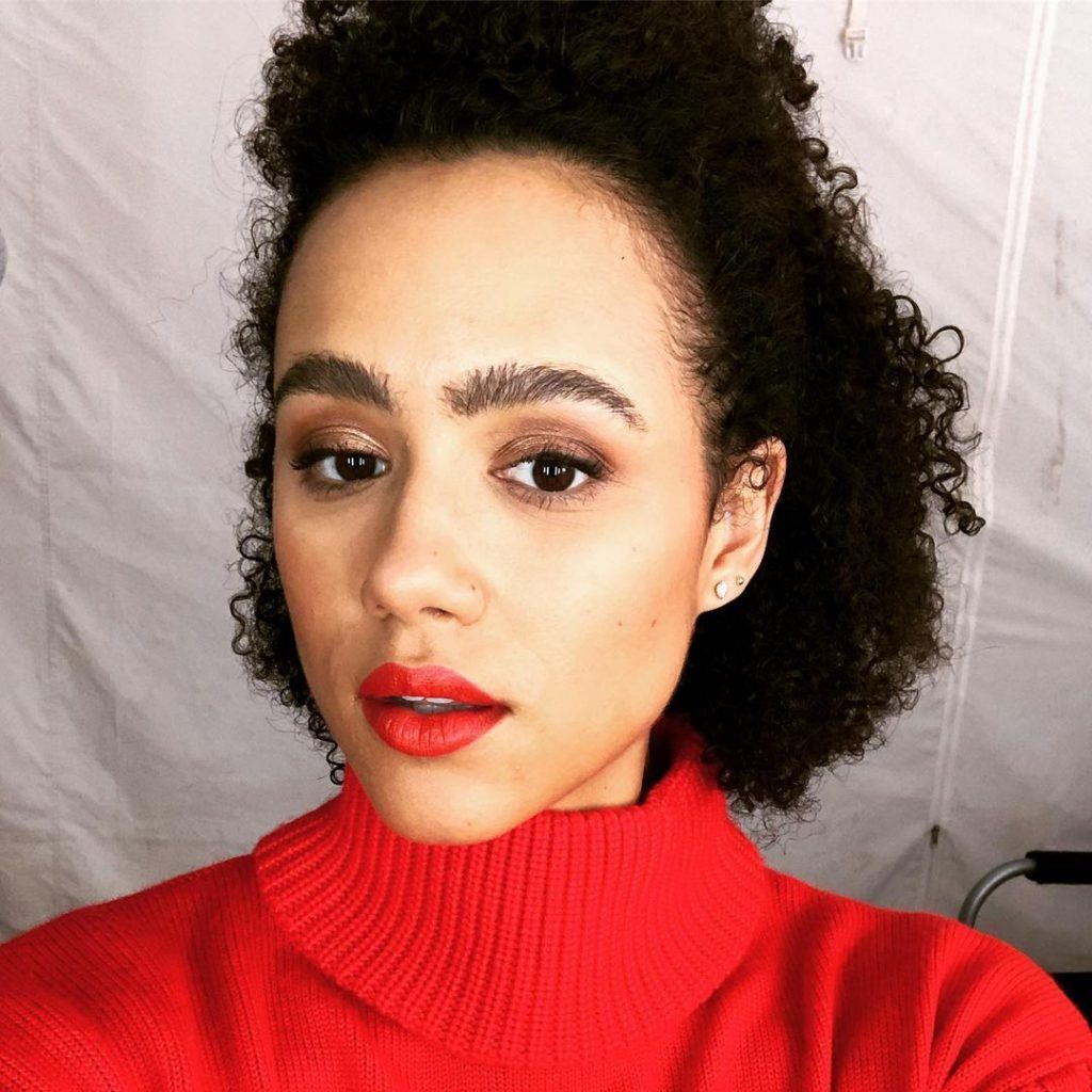 mulher com cabelo curto feminino cacheado