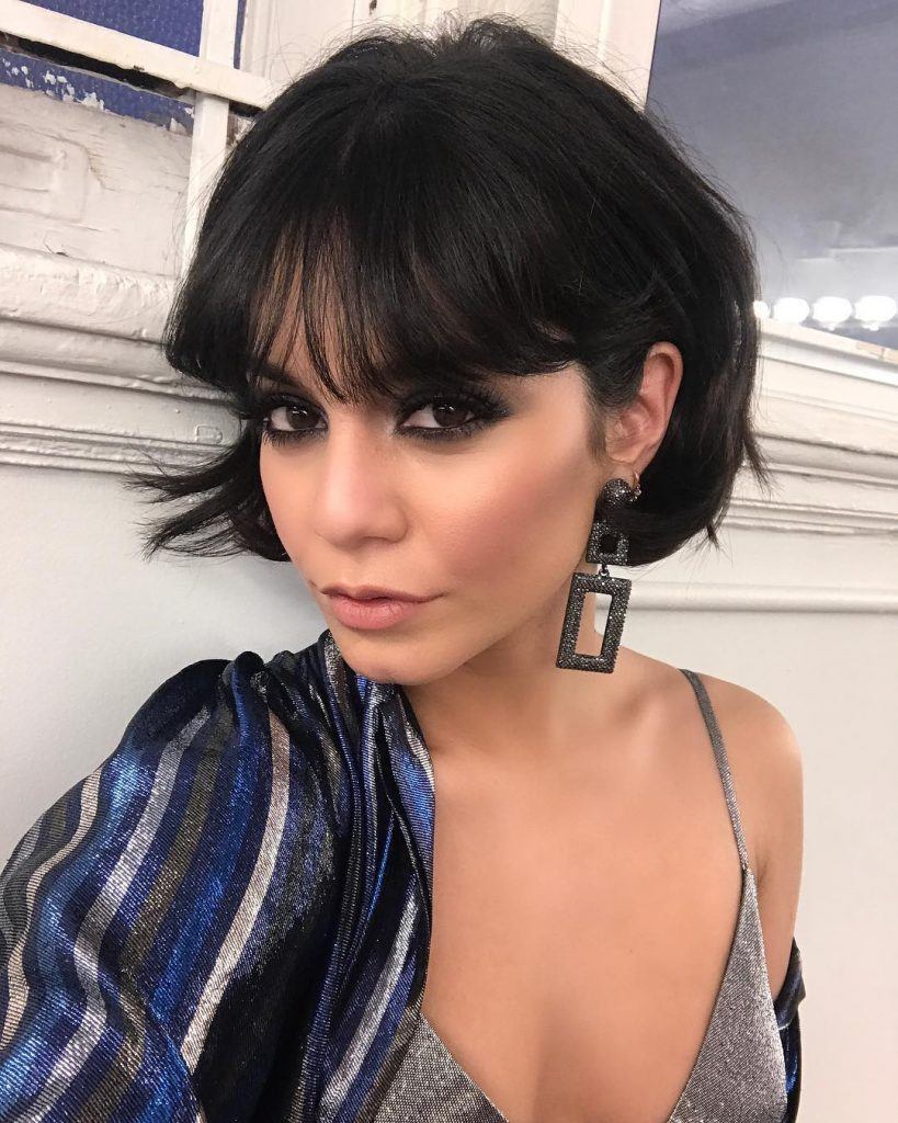 atriz vanessa hudgens de cabelo curto