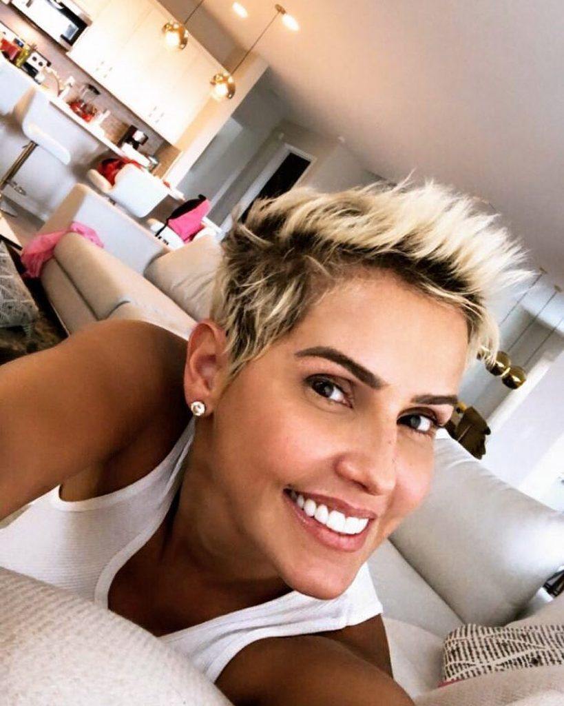 mulher com corte curto feminino loiro