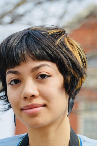 mulher com cabelo curto e franja