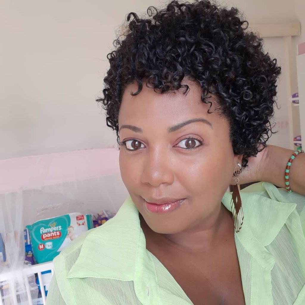 mulher com corte de cabelo curto para reduzir o volume