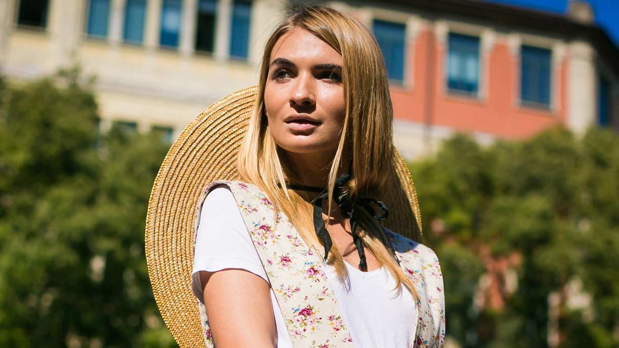 Mulher com cabelos loiros lisos e longos