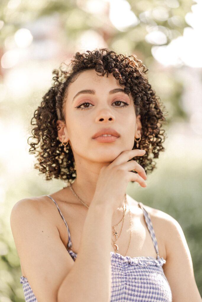 mulher com tipo de cabelo 3C
