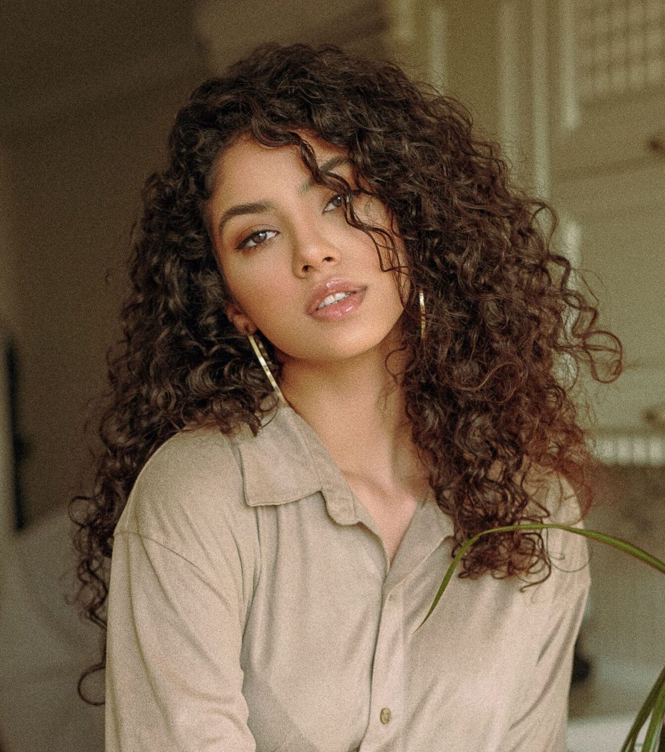 mulher com cabelo cacheado 3B