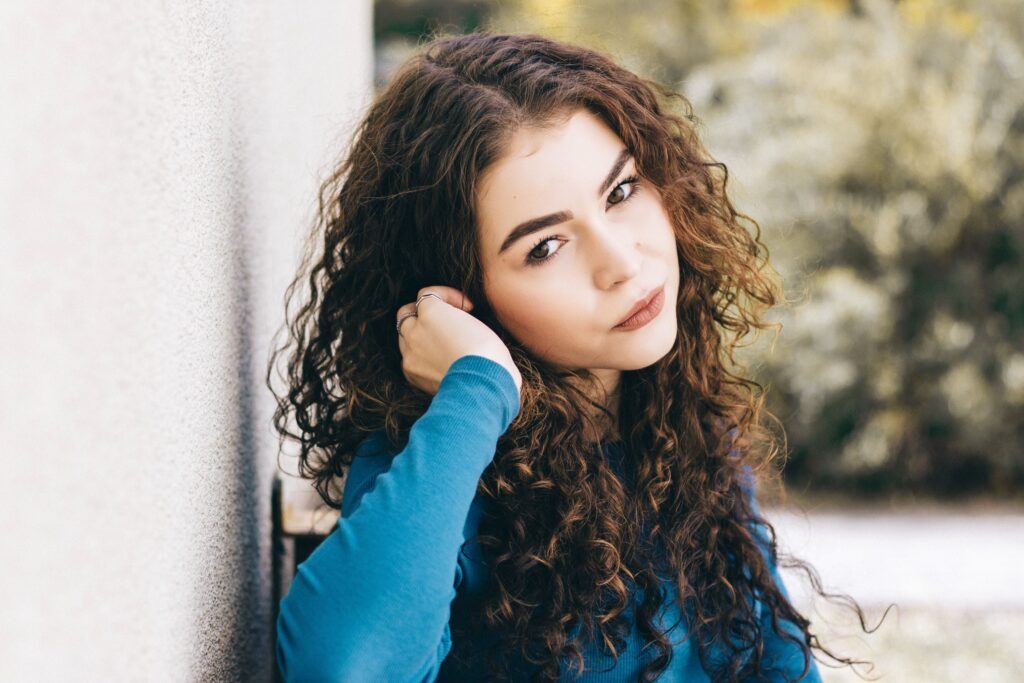 mulher com tipo d cabelo liso 3A