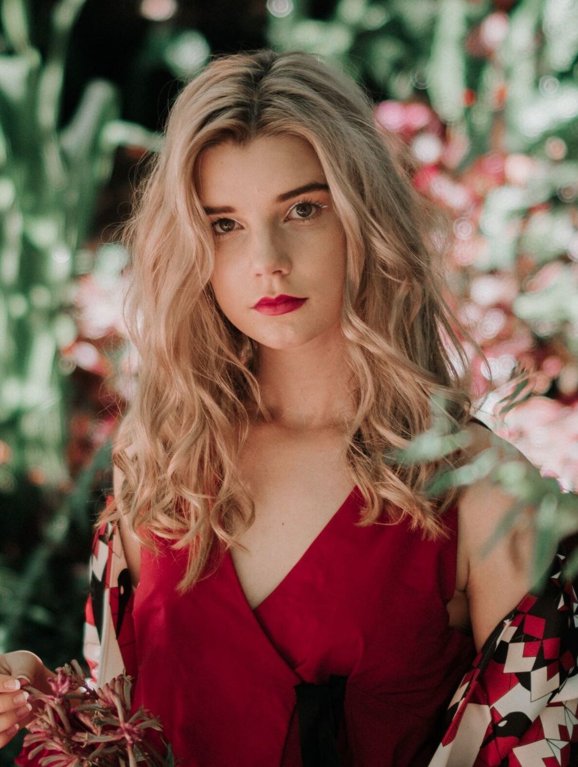 mulher com cabelo tipo 2B