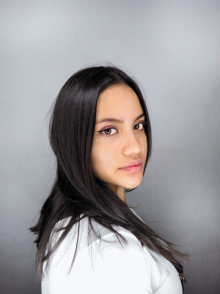 mulher com cabelo tipo 1B