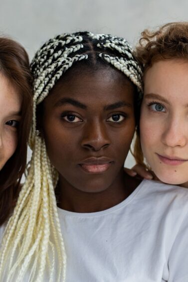 mulheres com tipos de cabelo diferentes