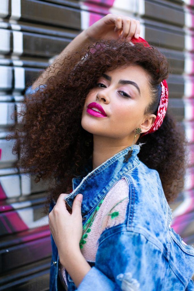cabelo tumblr com volume cacheado e um lenço para enfeitar