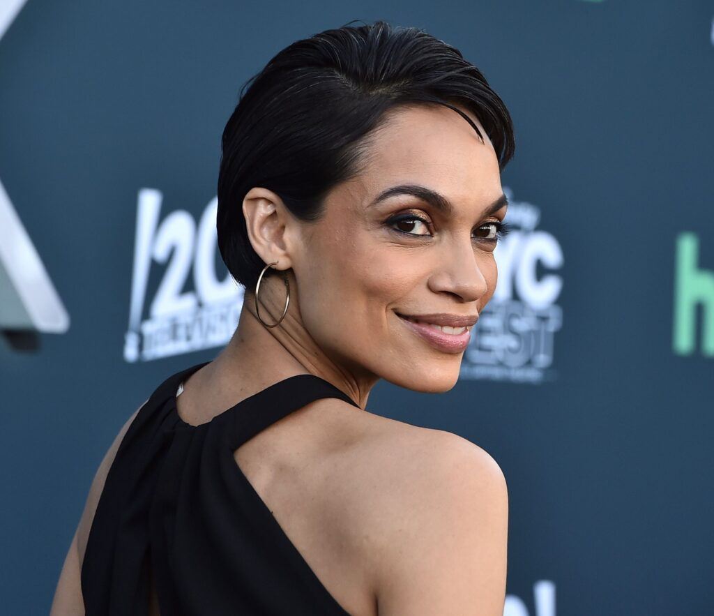 Atriz de rosto quadrado Rosario Dawson com corte de cabelo curto pixie cut liso preto
